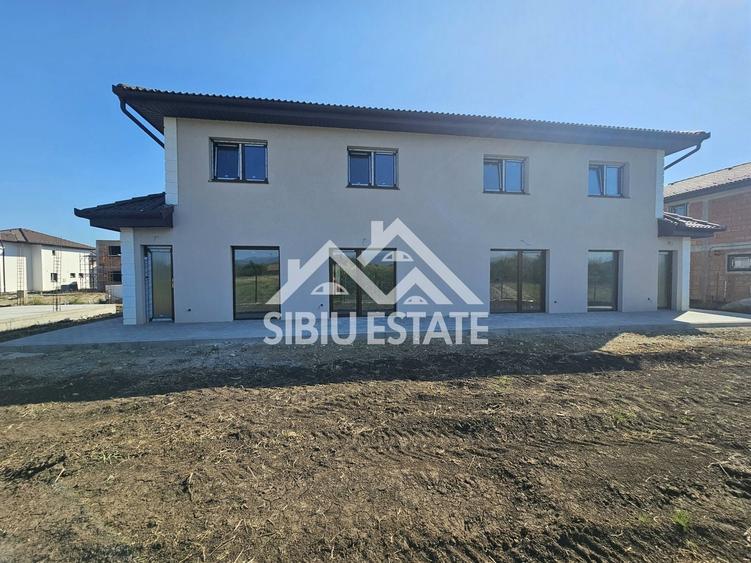 Duplex cu 5 camere cu Canalizare în Șura Mică