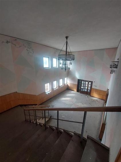 Birou, de 36 mp, în Est