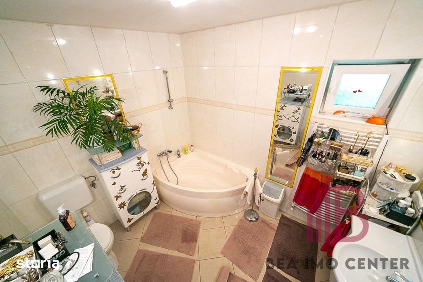 Casă cu 7 camere cu Teren 381 Mp în Intim