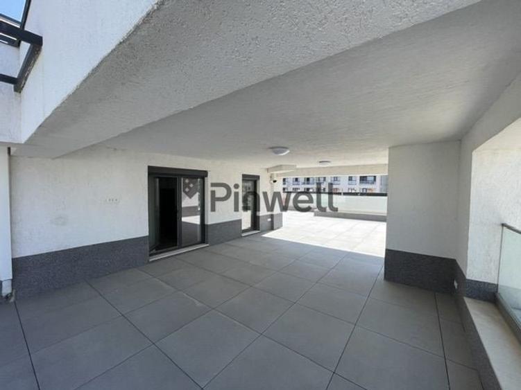 Penthouse cu 5 camere decomandat, mobilat în Central
