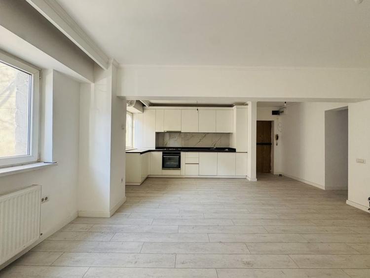 Apartament cu 3 camere decomandat în Panduri