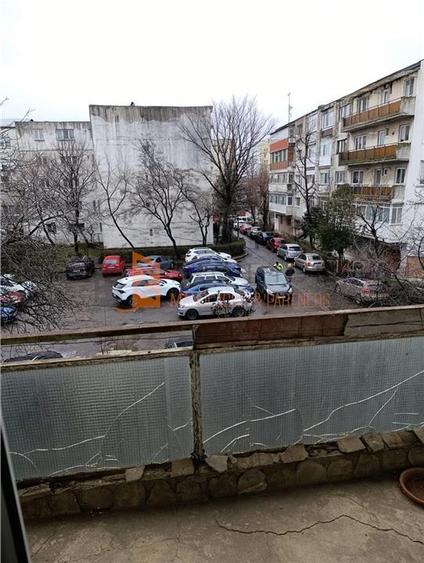 Apartament cu 3 camere semidecomandat în Micro 3