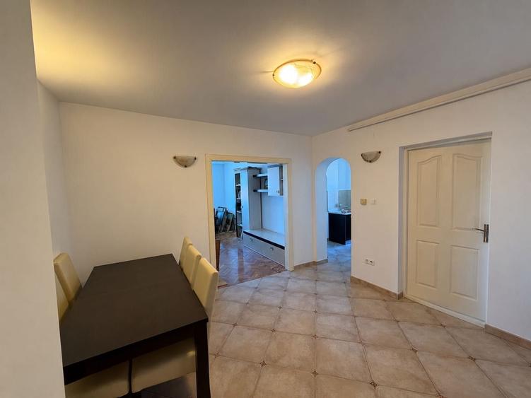 Apartament cu 3 camere semidecomandat în Central