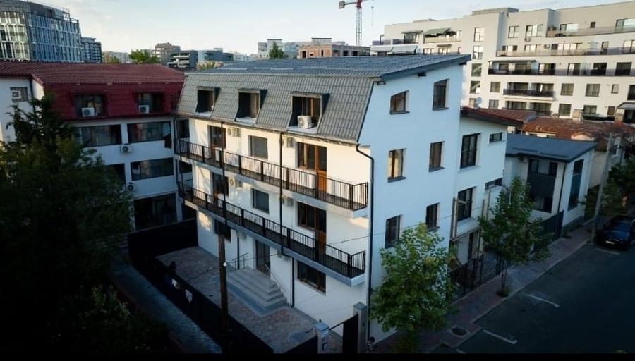 Casă cu 8 camere cu Teren 100 Mp în Timpuri Noi