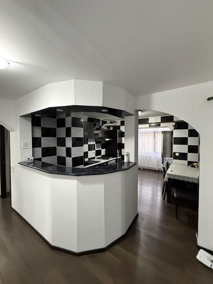 Apartament cu 3 camere decomandat în Sârbi