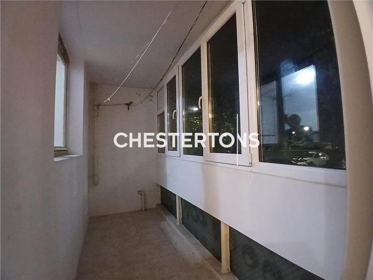 Apartament cu 3 camere semidecomandat în Berceni