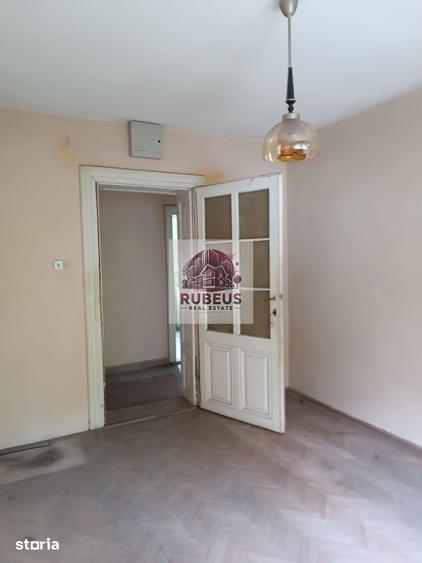 Casă cu 6 camere cu Teren 284 Mp în Central