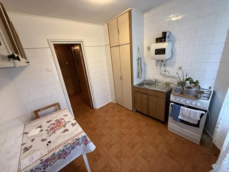 Apartament cu 3 camere semidecomandat în 23 August