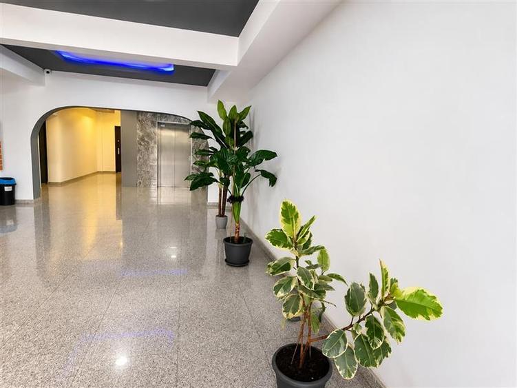 Apartament cu 3 camere decomandat în Tractorul