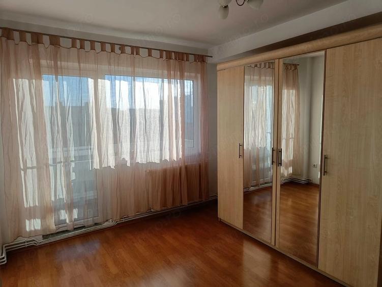 Apartament cu 4 camere semidecomandat în Dacia