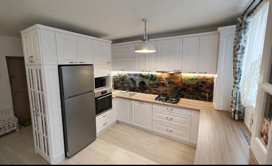 Apartament cu 3 camere decomandat în Europa