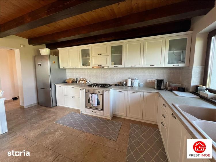 Casă cu 6 camere cu Teren 46000 Mp în Ceuaș