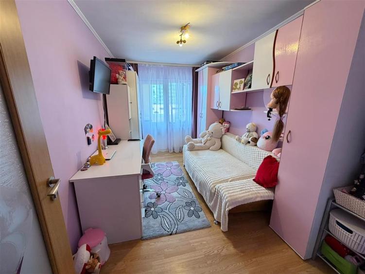 Apartament cu 3 camere decomandat, mobilat în Ultracentral