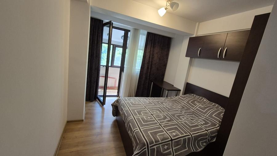 Apartament cu 3 camere semidecomandat în Runcu