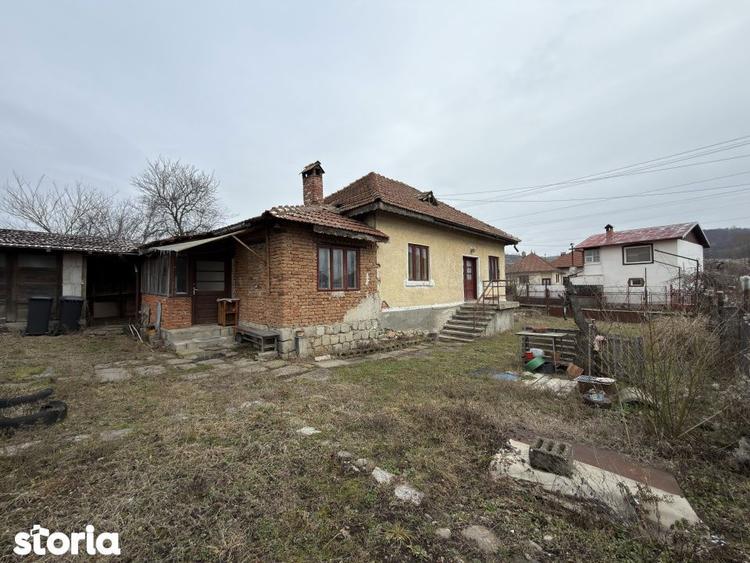 Casă cu 3 camere cu Canalizare în Central