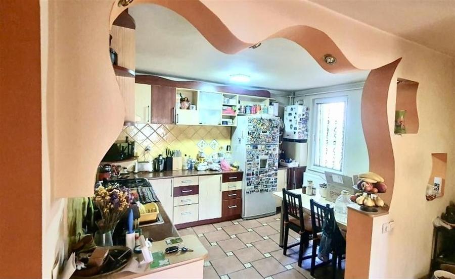 Apartament cu 4 camere decomandat, mobilat în Tractorul