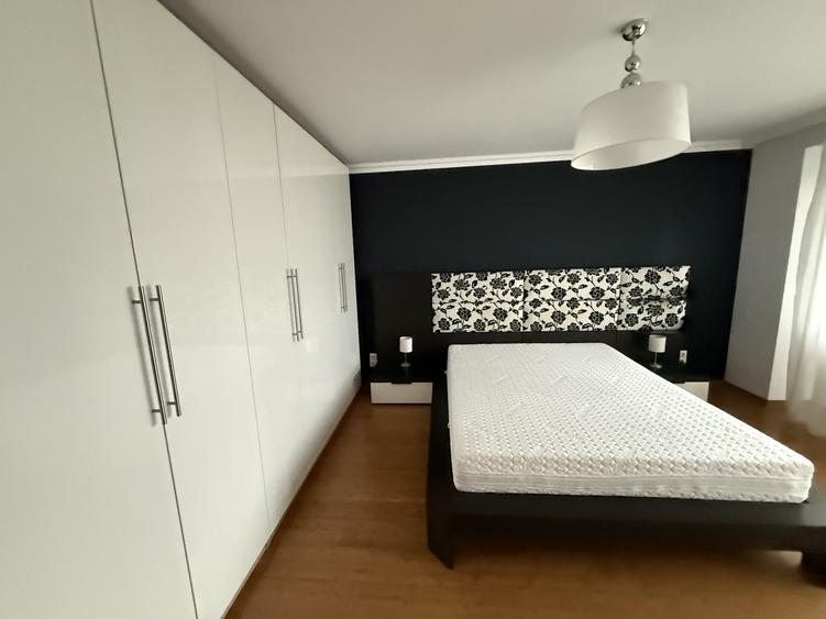 Apartament cu 3 camere semidecomandat, mobilat în Decebal