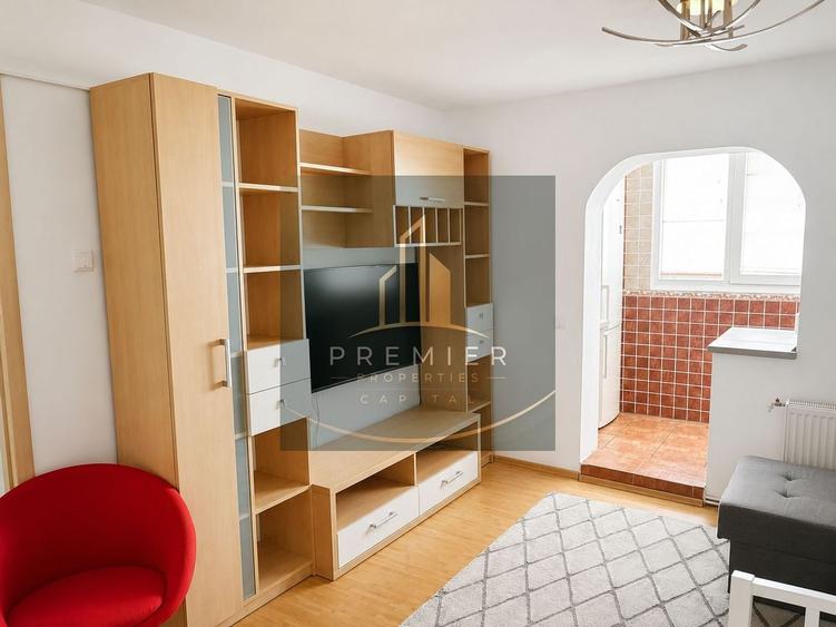 Apartament cu 4 camere decomandat, mobilat în Băneasa