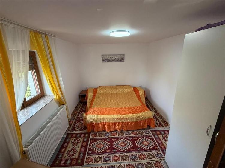 Casă individuală cu 7 camere cu Canalizare în Cocorăștii Colț