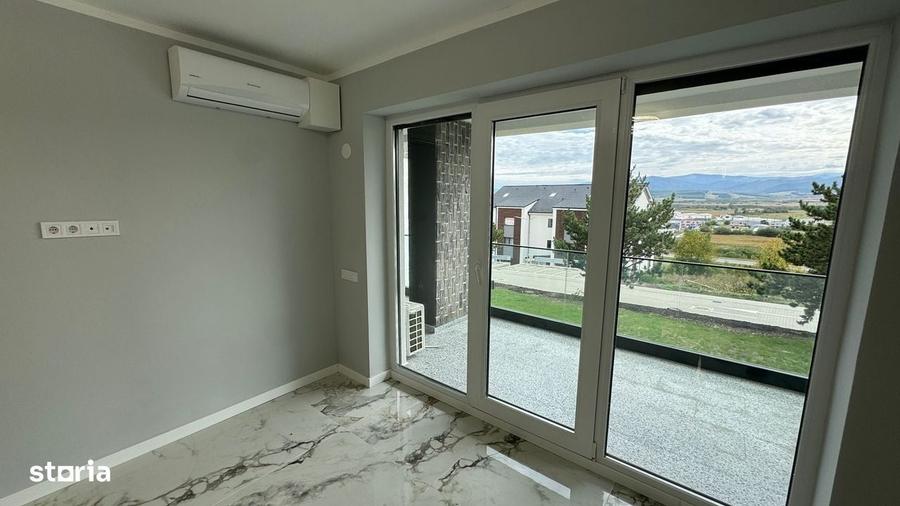 Apartament cu 3 camere decomandat în Cristian