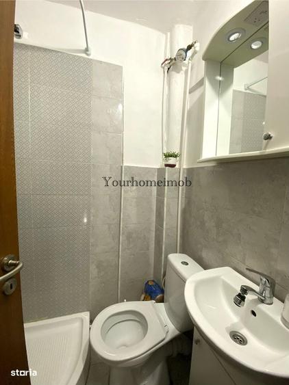 Apartament cu 3 camere semidecomandat în Craiovița Nouă
