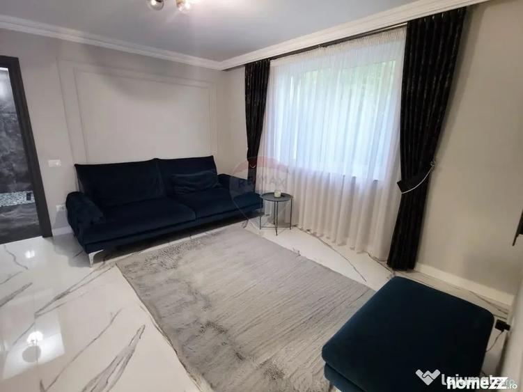 Apartament cu 5 camere decomandat în Precista