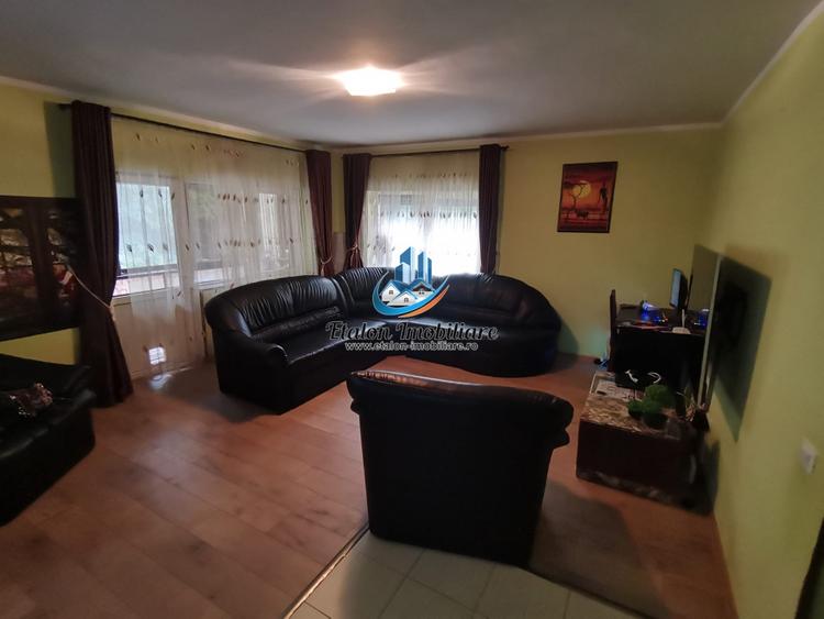 Apartament cu 4 camere decomandat în Periferie