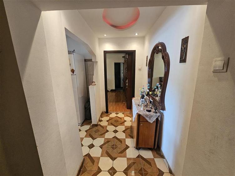 Apartament cu 3 camere semidecomandat, mobilat în Micro II