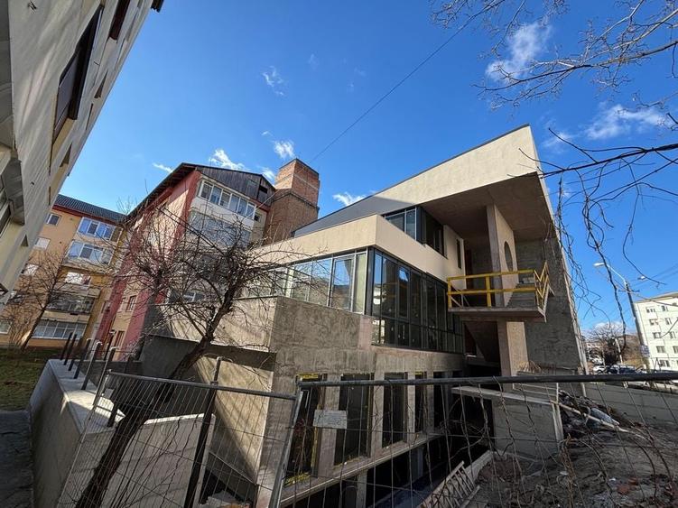 Spațiu comercial, de 900 mp, în Precista