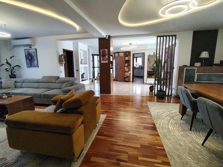 Casă individuală cu 7 camere cu Canalizare în Corbeanca