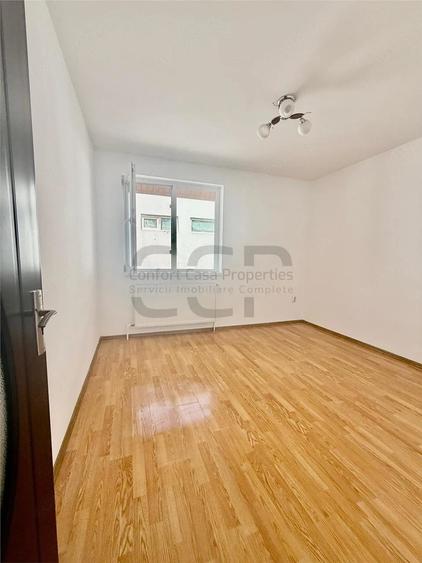 Casă cu 5 camere cu Teren 240 Mp în Apărătorii Patriei