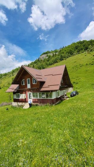 Casă cu Teren 5400 Mp în Măgura