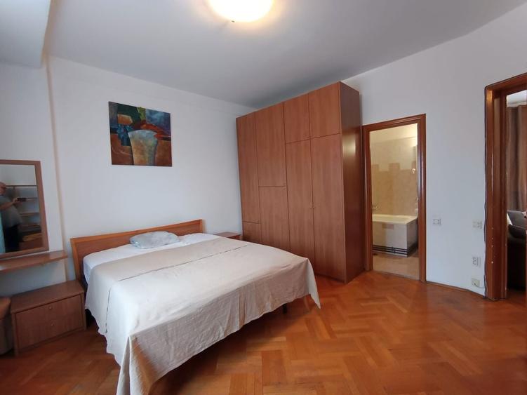Apartament cu 4 camere semidecomandat, mobilat în Armeneasca