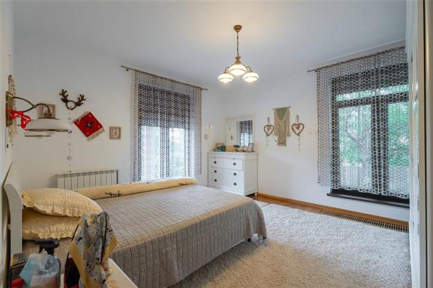 Casă individuală cu 5 camere cu Canalizare în Bucium