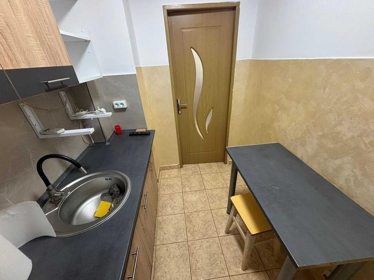 Apartament cu 3 camere semidecomandat în Exterior Vest