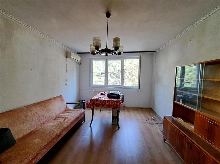 Apartament cu 3 camere semidecomandat în Berceni