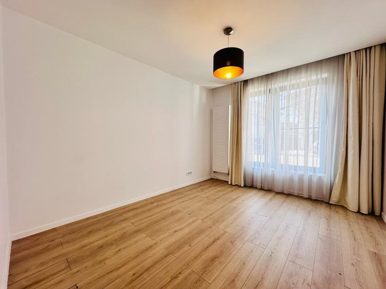 Duplex cu 9 camere cu Garaj în Central