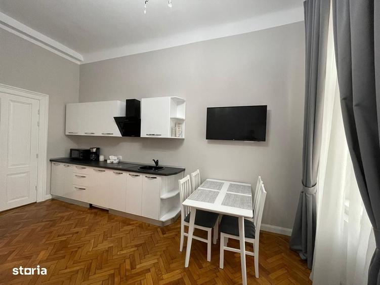 Apartament cu 8 camere decomandat în Exterior Vest