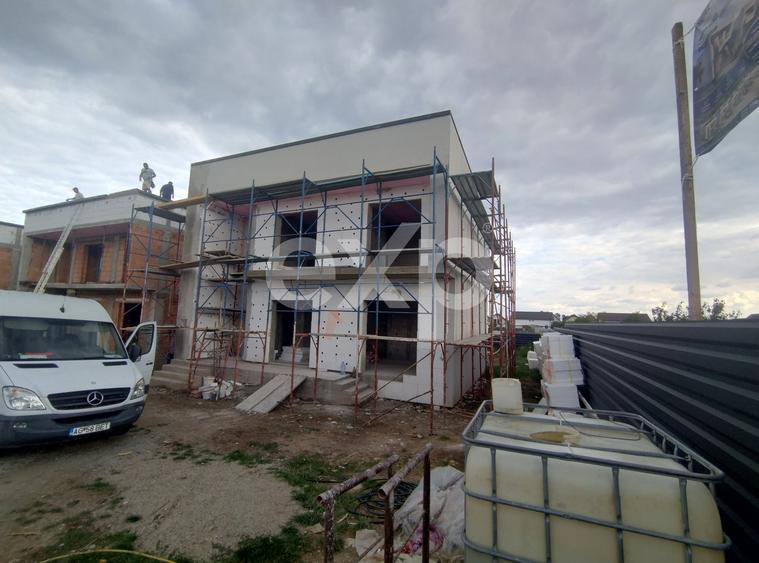 Casă individuală cu 4 camere cu Canalizare în Bradu