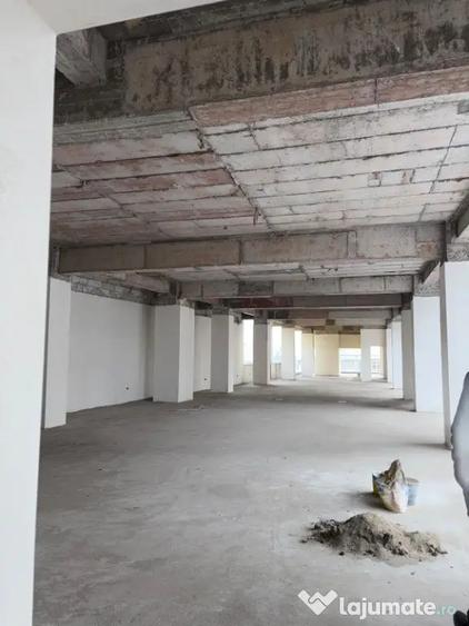 Spațiu comercial, de 2,742 mp, în Central