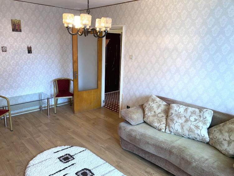 Apartament cu 3 camere semidecomandat în Rahova