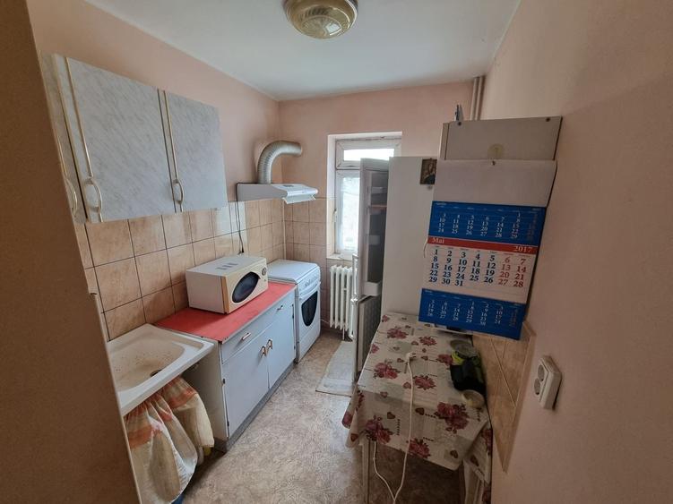 Apartament cu 3 camere semidecomandat în Km 4-5