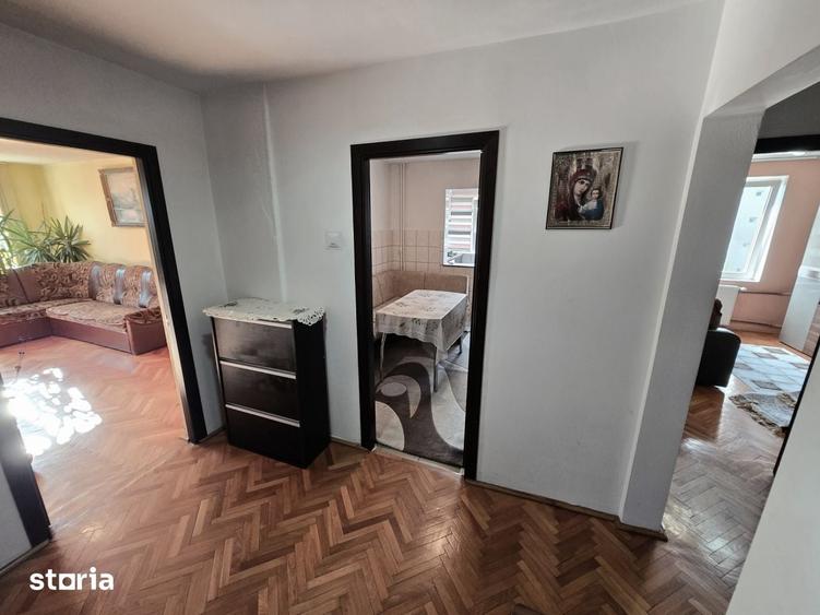 Apartament cu 3 camere semidecomandat în Rogerius