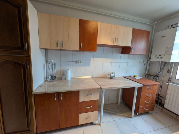 Apartament cu 3 camere semidecomandat, mobilat în Unirii Sud