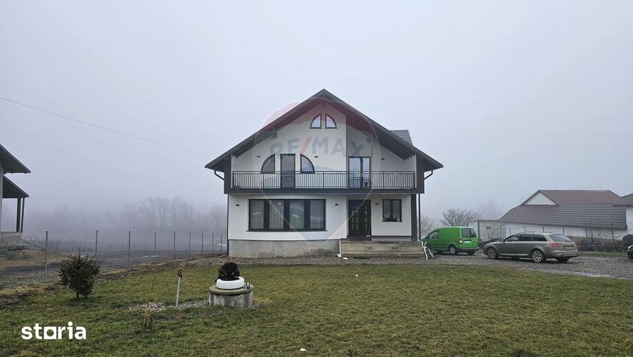 Casă cu 5 camere cu Teren 2500 Mp în Moara