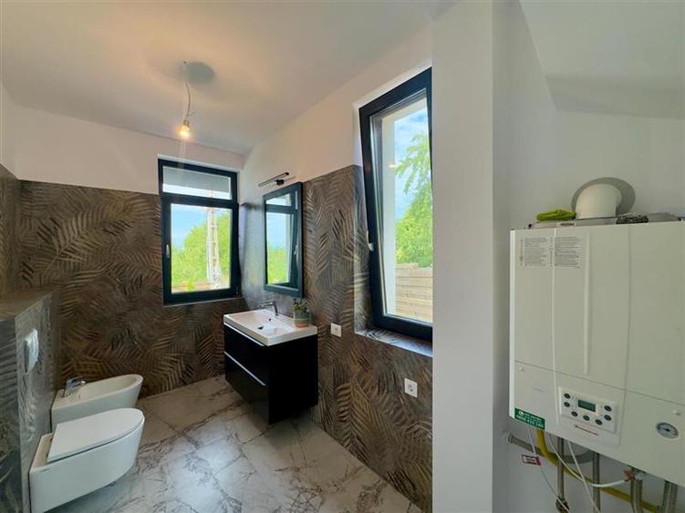 Casă individuală cu 4 camere cu Canalizare în Pietrăria
