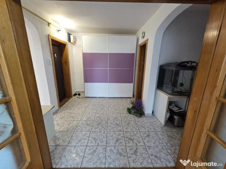 Apartament cu 3 camere decomandat în Sud