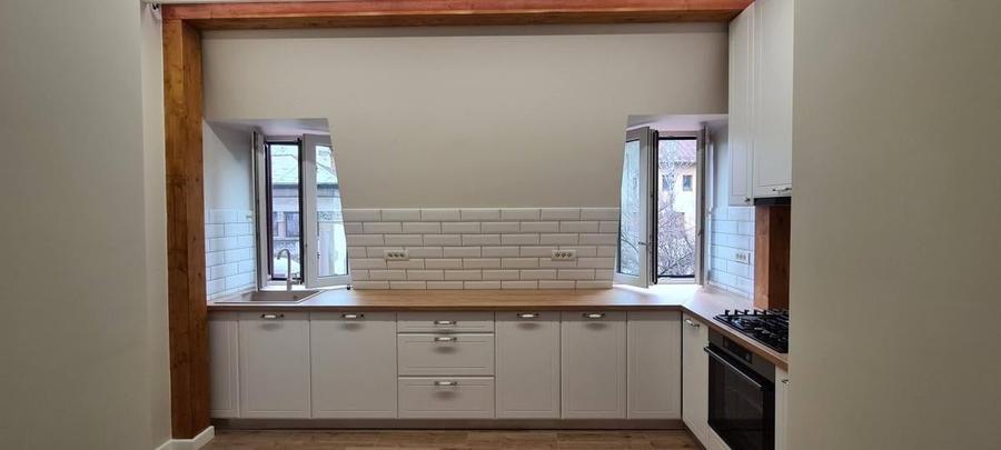 Apartament cu 4 camere semidecomandat, mobilat în Calea Victoriei