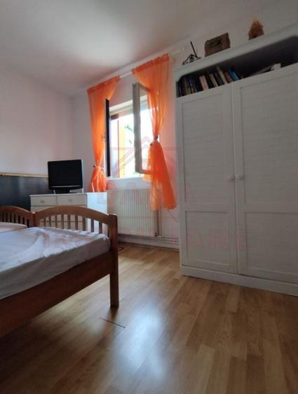 Casă individuală cu 6 camere cu Canalizare în Poiana Mărului