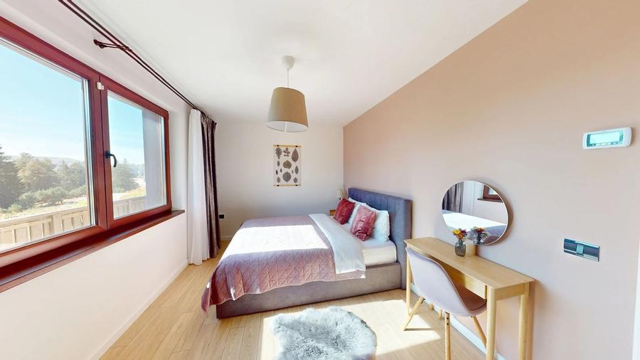 Apartament cu 2 camere semidecomandat, mobilat în Poiana Brașov